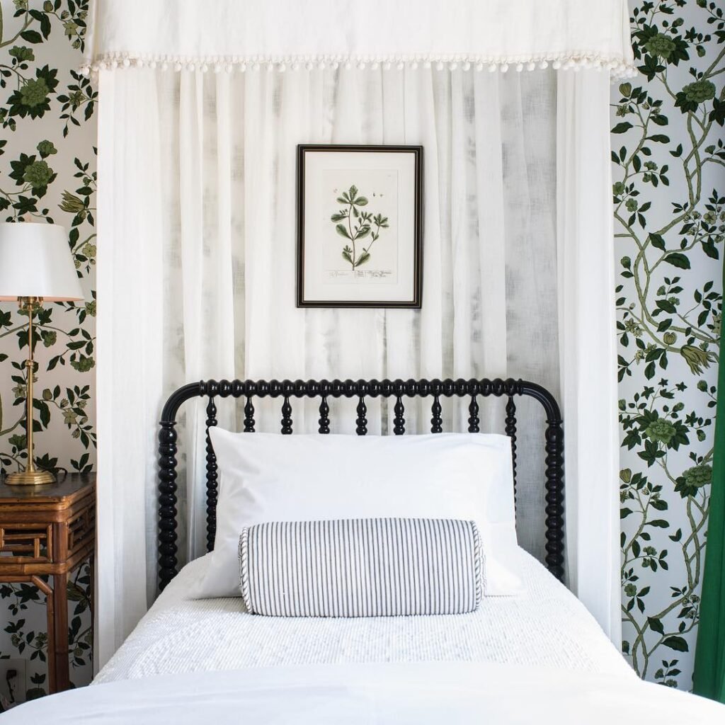  Cozy Single Canopy Corner