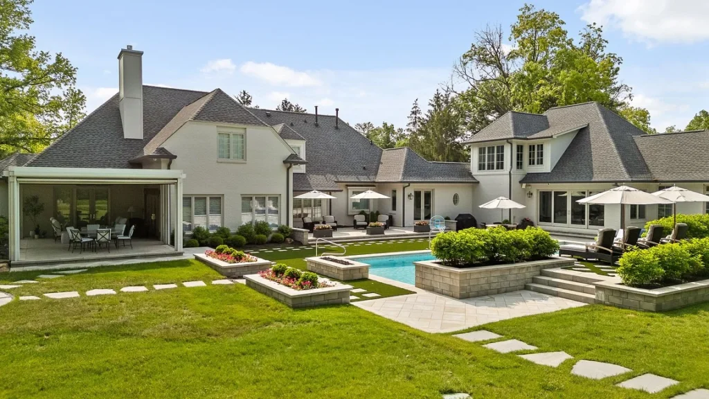 Elegant Lawn Layout