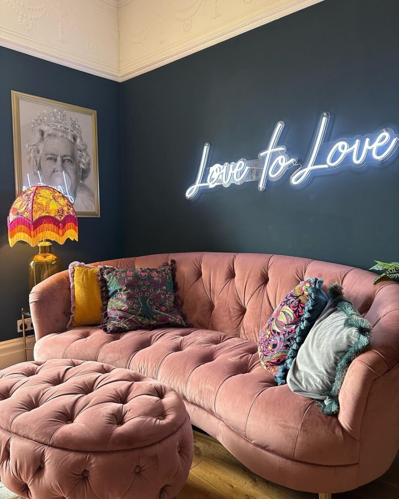 Moody Chic Lounge