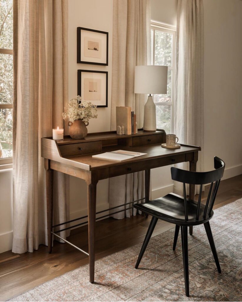 Classic Window Wooddesk