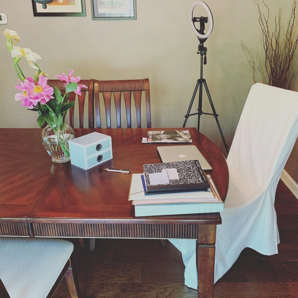 Content-Friendly Dining Setup
