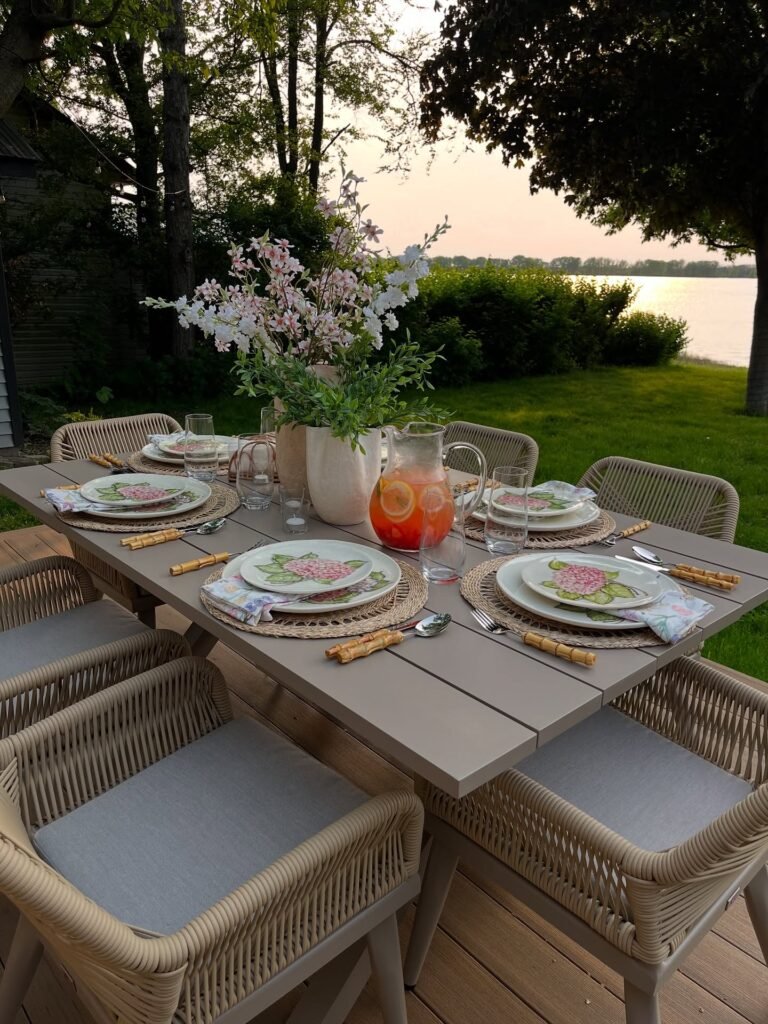  Lakeside Outdoor Dining