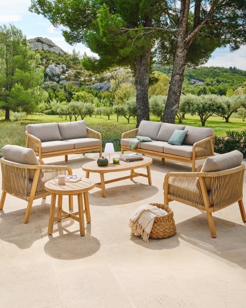 Round Lounge Table Setup