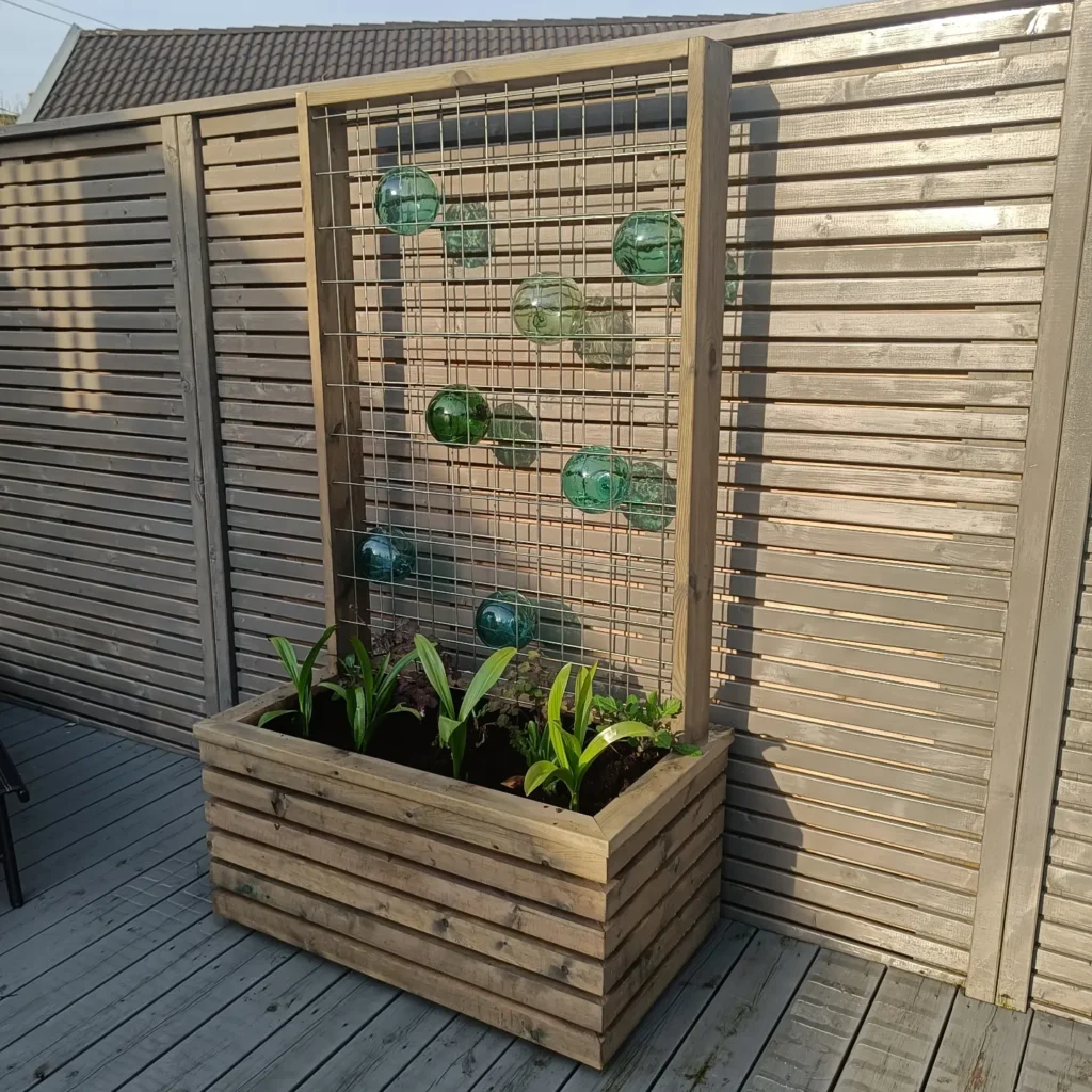 Trellis Planter Feature