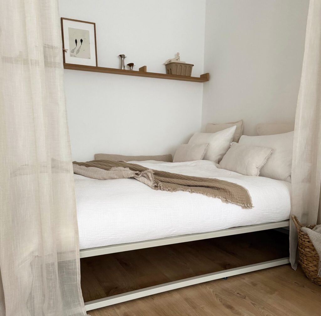 Curtain Divided Bed Zone