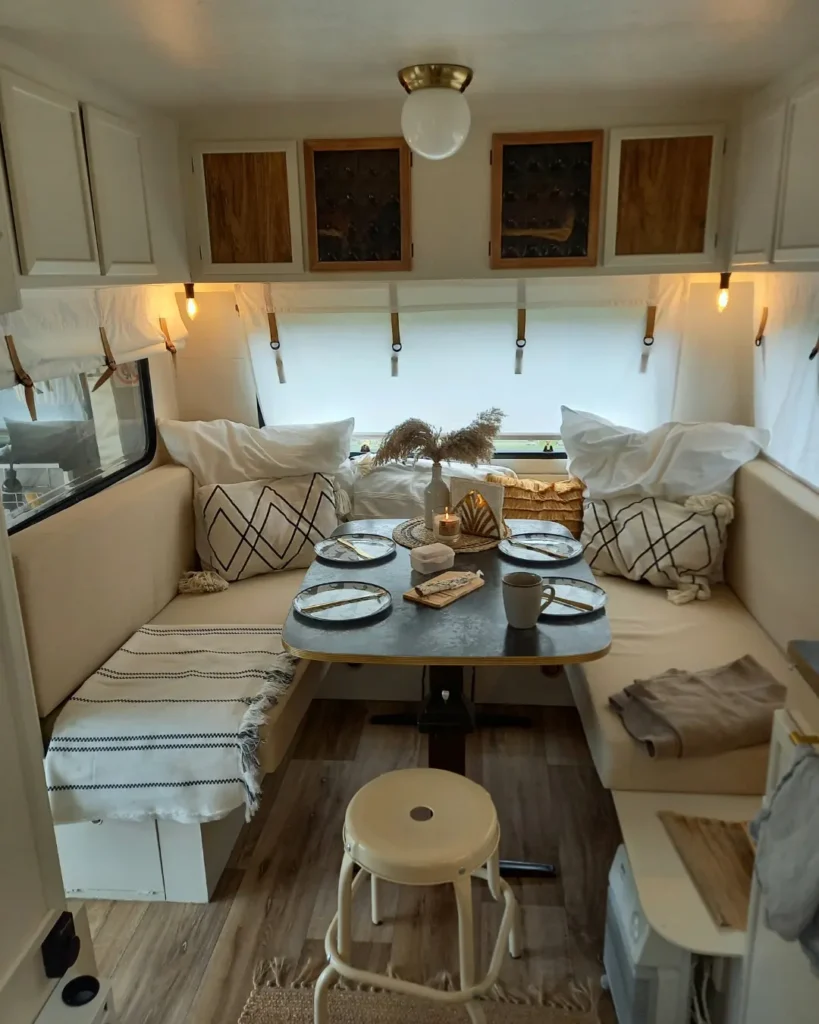  Dinette Lounge Layout