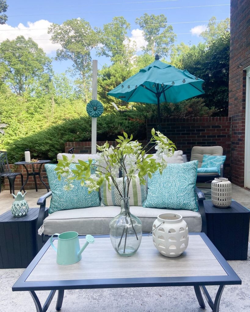 Anchor an Outdoor Lounge